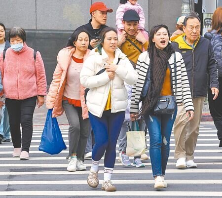 年後有關腸胃與呼吸道的看診人數將急遽上升,疾管署呼籲留意自身健康狀況。圖為民眾2日趁著收假前外出逛街。(劉宗龍攝)