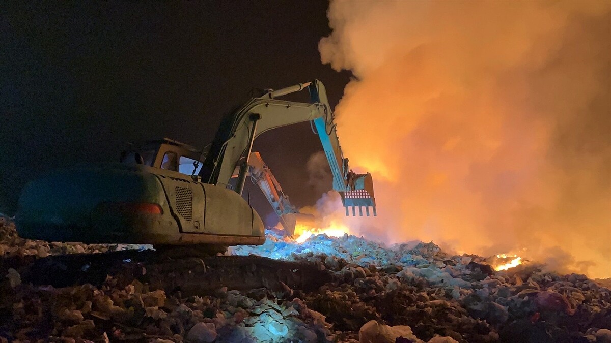 新竹縣新豐鄉掩埋場深夜11點25分又發生火災,消防局獲報灌救中。此圖為新豐掩埋場過往火災的歷史資料畫面。記者郭政芬/翻攝