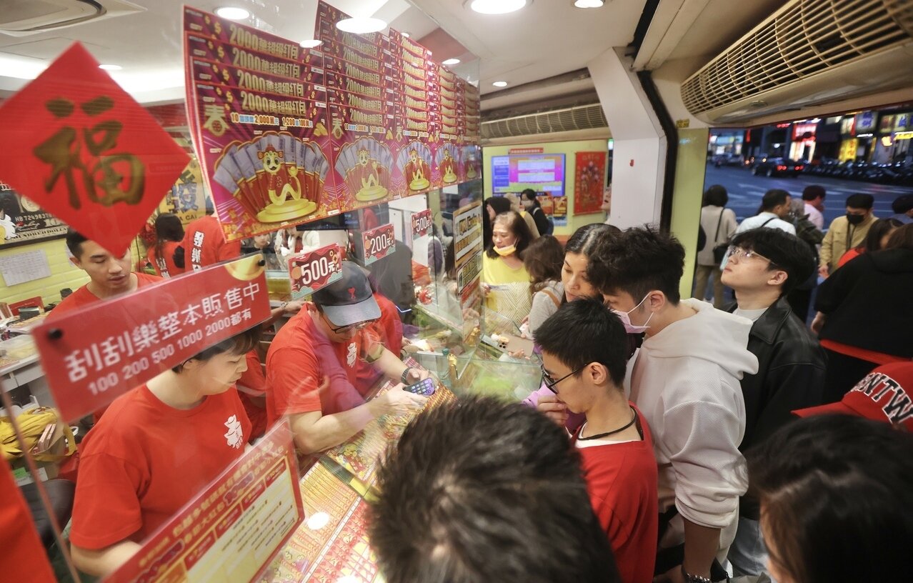 過年期間民眾在彩券行玩刮刮樂。 聯合報系資料照片
