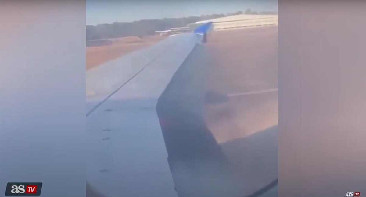 美國聯合航空一架從休士頓飛往紐約的客機,2日上午在準備起飛時發生起火事故。圖/取自YT畫面