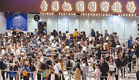 春節期間將近60萬名民眾出國旅遊,感染科醫師擔憂,本周或下周返台民眾恐帶來一波「回國感染潮」。(本報資料照片)