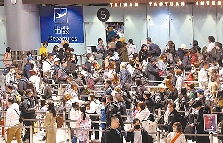 新冠疫情後,多數旅平險拿掉「法定傳染病」的保障,出國民眾要多注意。(本報資料照片)