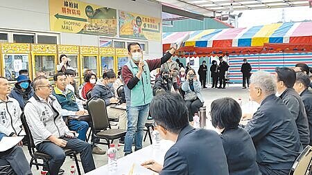 立委郭國文3日邀中央官員南下到台南市楠西災區召開座談會,災民和地方里長在現場發表建言。(張毓翎攝)