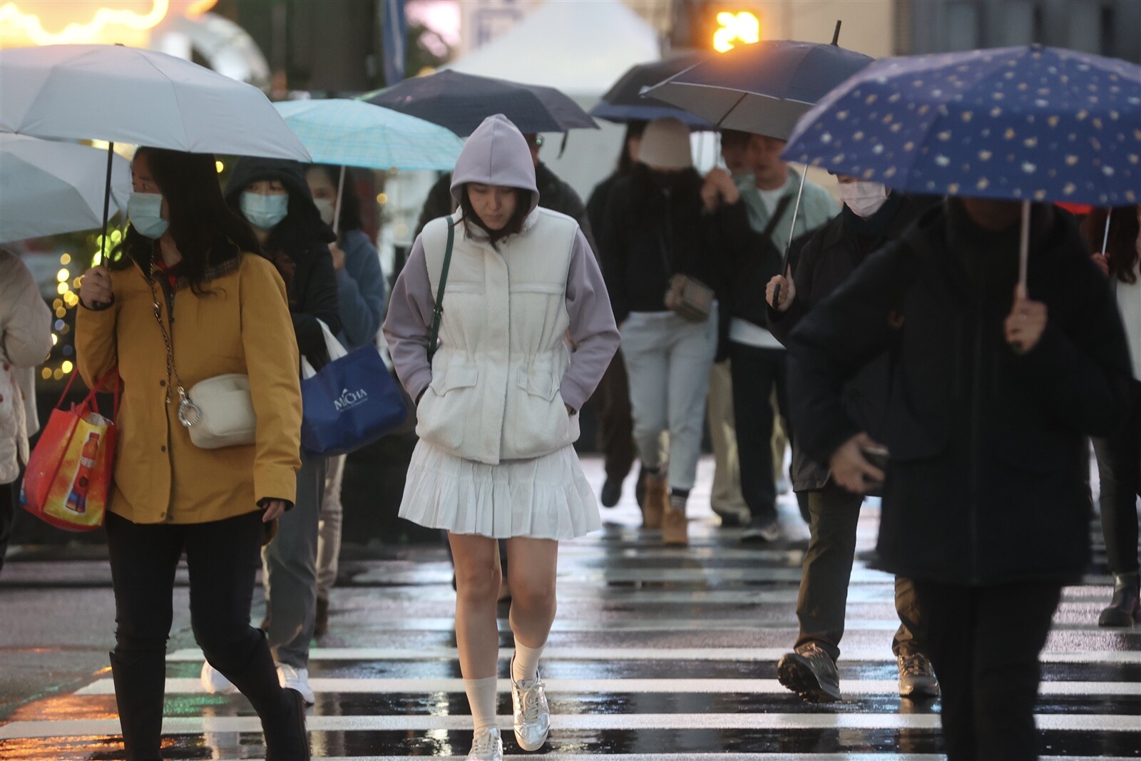 今天各地天氣寒冷，清晨至上午北台灣地區仍有局部短暫雨。記者葉信菉／攝影 
