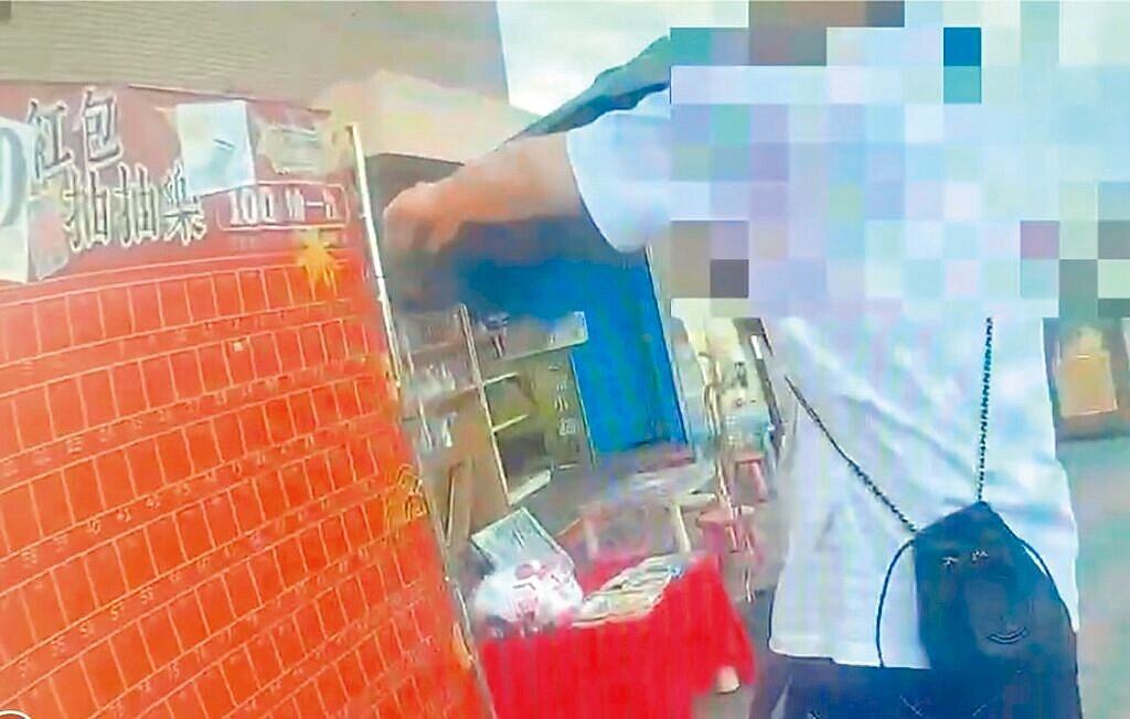 實況直播主(右)包下整個紅包牆卻抽不到大獎,怒控店家涉嫌詐欺。圖/民眾提供