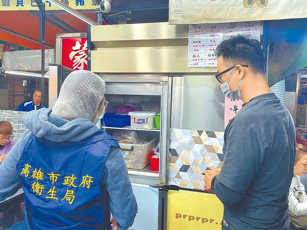 春節期間高雄地區夜市出現多起食物中毒,衛生局人員前往稽查,並責令業者應依法加強作業場所衛生管理。圖/高市衛生局提供
