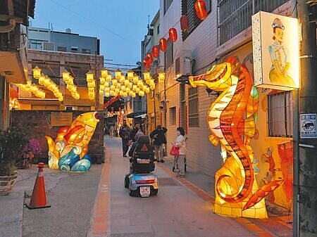 雲林縣「北港燈會」今年規畫「10大燈區」,3日在北港鎮顏思齊紀念碑圓環舉辦啟燈儀式,主燈以108顆珠簾呈現媽祖文化元素,各燈區集結30組國內外藝師,創作逾50組燈組。(張朝欣攝)
