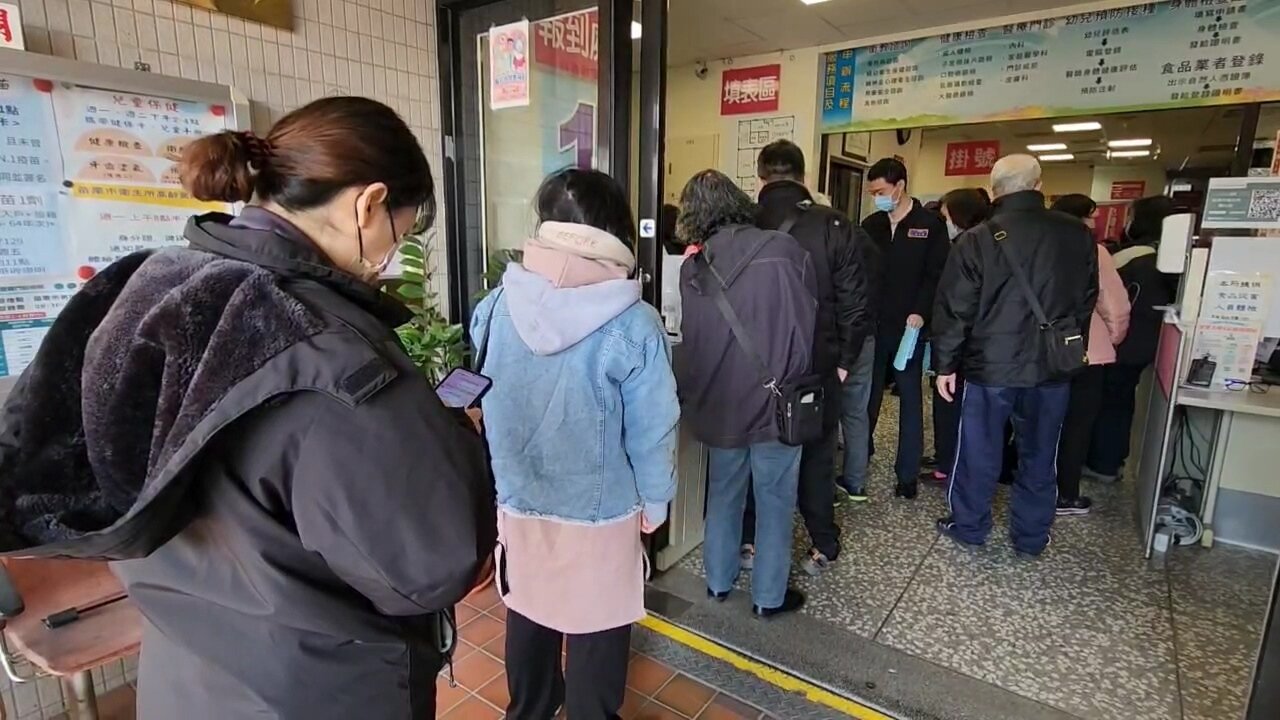 大S因流感猝逝的消息衝擊,國人搶打流感疫苗,苗栗市衛生所上午湧現大批排隊等待接種的民眾。記者胡蓬生/攝影