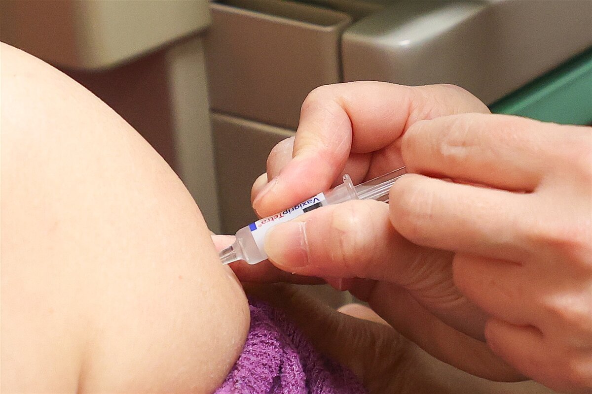 女星大S流感併發重症猝逝,引發各大診所、醫院流感疫苗搶打潮。圖為民眾接種流感疫苗。聯合報系資料照/記者林伯東攝影