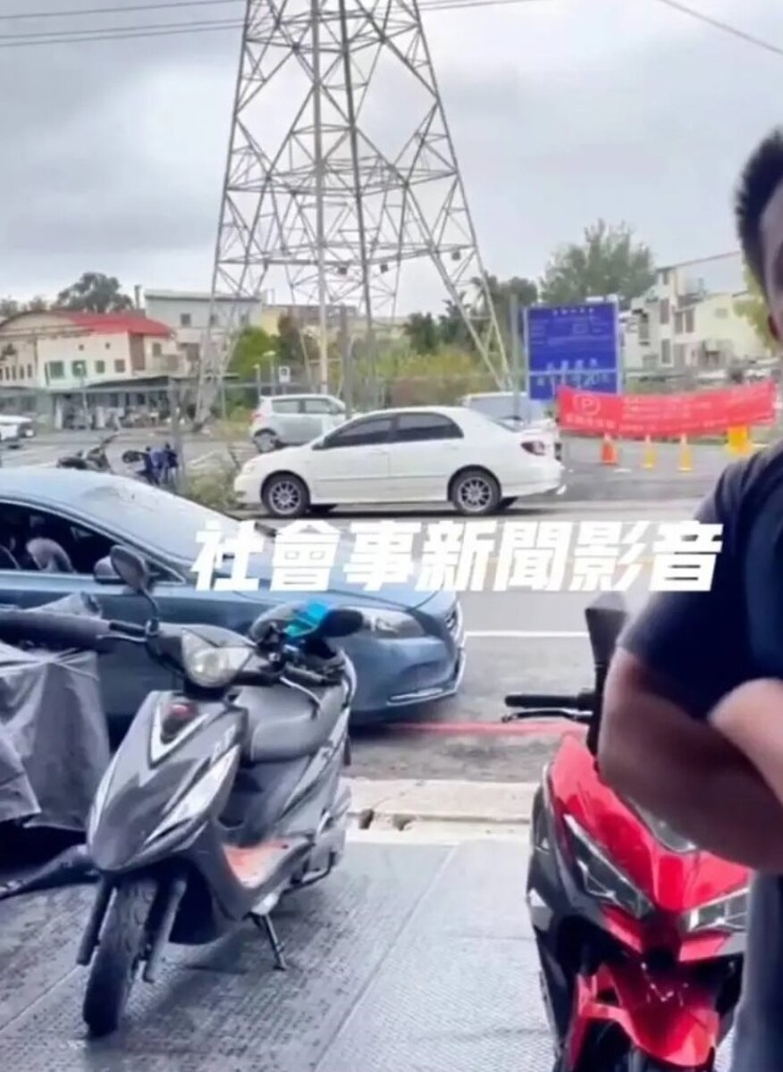 一名男子開車到豐原區買早餐,車違停紅線,店家報警,雙方互嗆都PO網。圖/取自社事事新聞影音