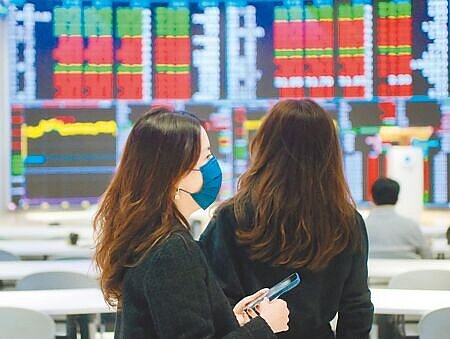 美加墨的關稅戰出現轉圜,台股4日迎來跌深反彈,多頭意圖向上挑戰季線,最高向上拉抬239點,但至尾盤又遭逢大陸關稅戰的賣壓,終場上漲99點或0.44%收22,793點。圖∕本報資料照片