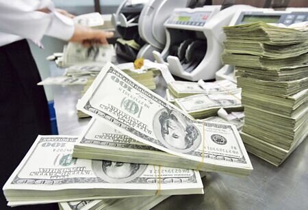 
債券ETF因提供下檔風險保護，吸引避險資金青睞。圖∕本報資料照片
