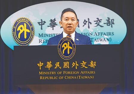 外交部亞西及非洲司副司長陳詠博(見圖)4日指出,南非政府日前再度要求我駐處在3月底前搬離首都普利托利亞,甚至試圖將我駐處降級並更名為「貿易辦事處」,目前雙方協商仍持續進行中。(劉宗龍攝)