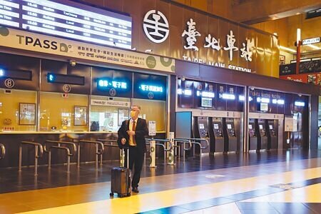 台鐵公司化首年虧損137.9億元,台鐵預計5日下午將票價合理化方案二度提報董事會,盼能盡快通過。圖為4日下班時刻,民眾購票情形。(鄧博仁攝)
