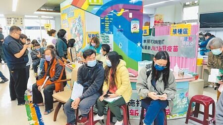 
受藝人大S感染流感併發肺炎猝逝影響，台東市衛生所4日上午湧入搶打流感疫苗人潮，年齡層涵蓋老中青。（蕭嘉蕙攝）
