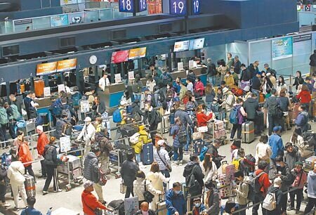 圖為桃機第二航廈出境大廳,出國旅客正在排隊辦理報到手續。(本報資料照片)