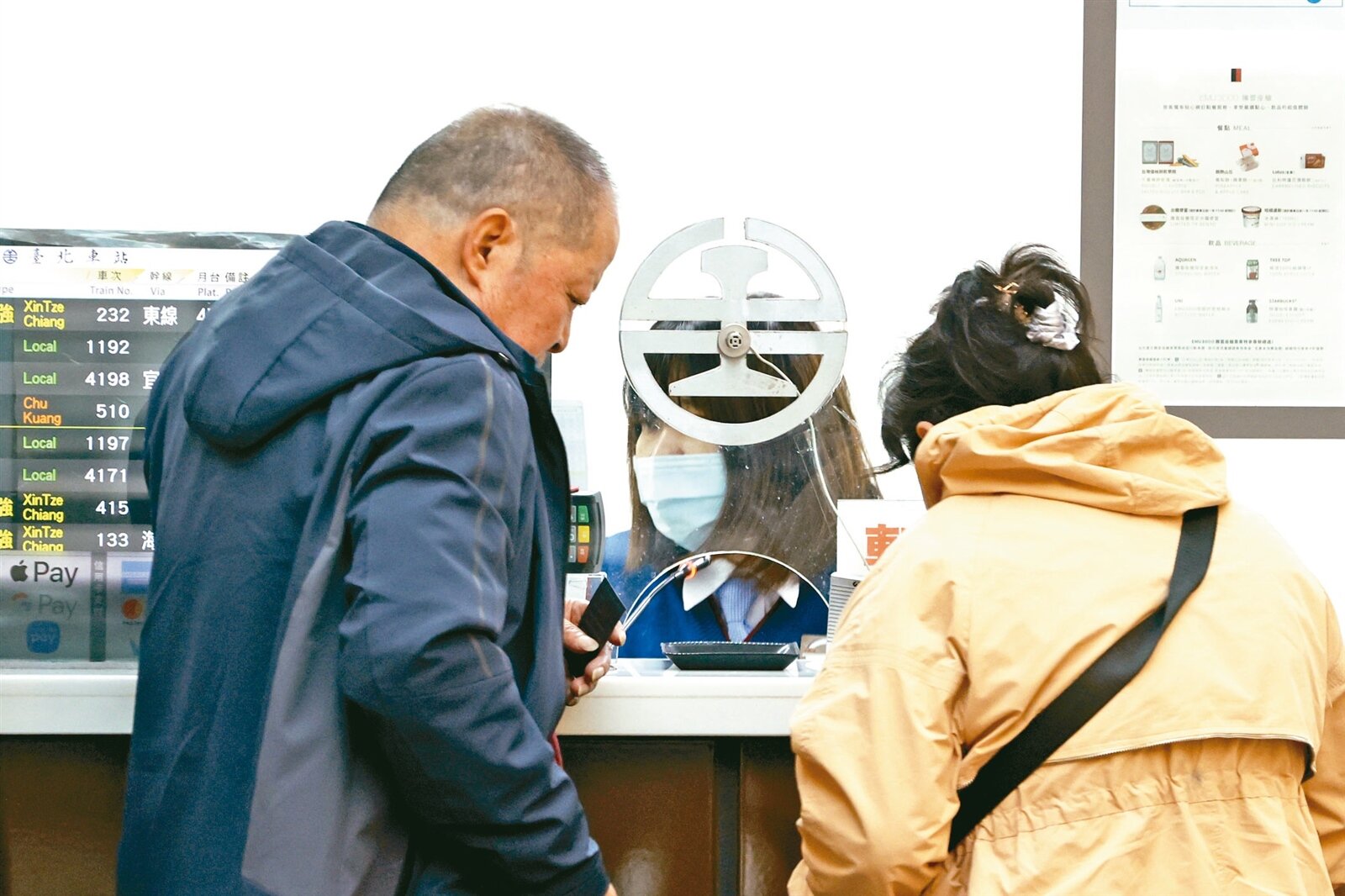 台鐵票價凍漲卅年,去年掛牌轉型國營公司,不料首年虧損即高達一三七點九億元,今天將召開董事會討論票價調漲案。記者蘇健忠/攝影