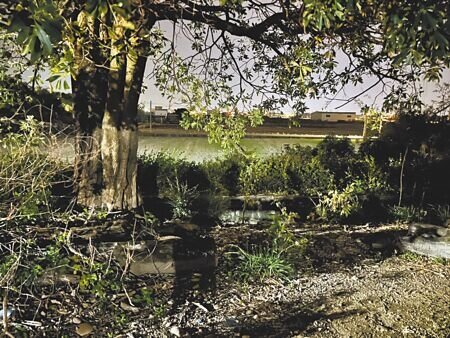 彰化縣大村鄉3日發生一起疑似情殺案,死者被棄屍一處乾涸圳溝。(葉靜美攝)