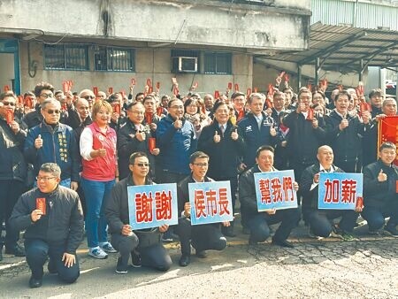 
新北市長侯友宜（二排左四）4日趕赴台北客運板橋後站，慰問勞苦功高的駕駛員和技工，並致贈加菜金。（高鈞麟攝）
