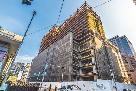 豐邑建設「豐采520」建案被勒令停工長達1年9個月,專案小組嚴格監督豐邑搶險計畫,要求提撥1億元鄰損擔保金等4項安全決議,確認豐邑已落實,新竹縣府在1月24日原則同意復工。(羅浚濱攝)