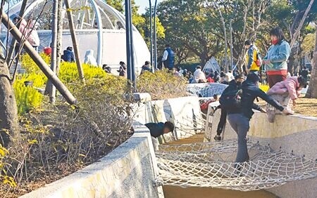 
桃園4座新啟用的特色公園爆紅湧人潮，卻因不當使用而損壞，像龍潭運動公園戰事壕溝上的尼龍網，年前已針對重點區域改成鋼絞腱強化，但仍被當成攀爬網，甚至連大人都不顧警語，便宜行事踩上去跨越，導致繩索嚴重下墜。（蔡依珍攝）
