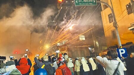 鹽水蜂炮是台南一年一度的民俗盛事,吸引大批民眾前來參與。(本報資料照片)