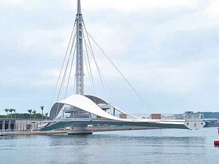 高市府青年局將於12日至15日推出「吉刻就圓」活動,場域在大港橋,數以萬計的紅、白海灘球將漂浮在水面,邀請民眾「撈湯圓」。(柯宗緯攝)