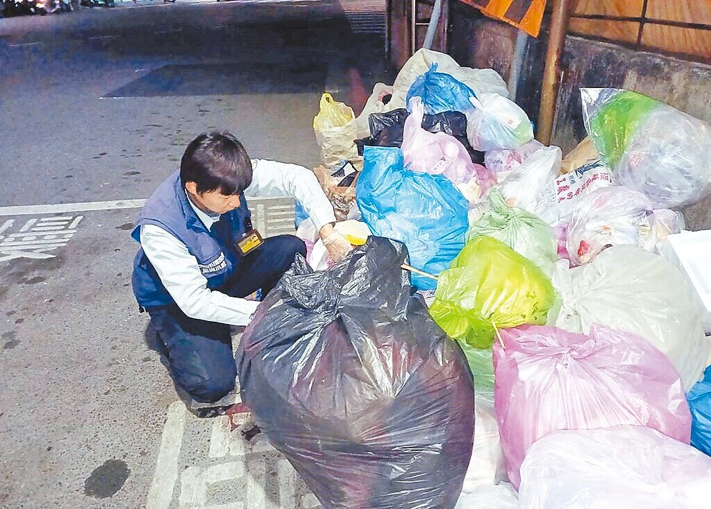 新春連假期間，台南市安南區某路段遭棄置大量垃圾包，環保局稽查員破袋檢視查獲行為人及相關證物後，將依《廢棄物清理法》開罰1200元到6000元。（台南市環保局提供／洪榮志台南傳真）
