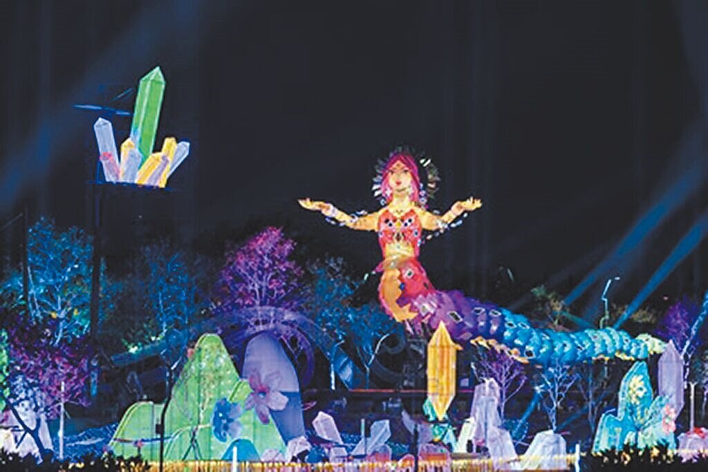 中台灣元宵燈會主燈「蛇現幸福」以創世女神女媧為造型,日前引發「醜出新高度」等爭議,台中市觀旅局長陳美秀則說看起來「醜美醜美」。(台中市府提供/林欣儀台中傳真)