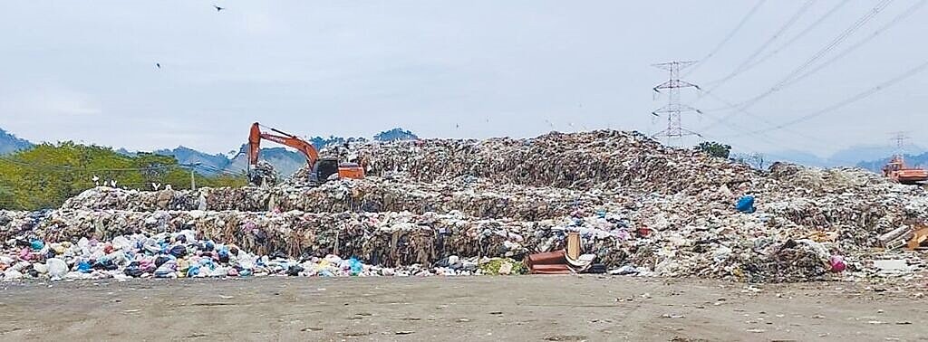 南投縣政府去年3月移除9萬噸、約5層樓高的草屯垃圾山,未料春節9天年假過後,草屯垃圾山重現。(民眾提供/楊靜茹南投傳真)