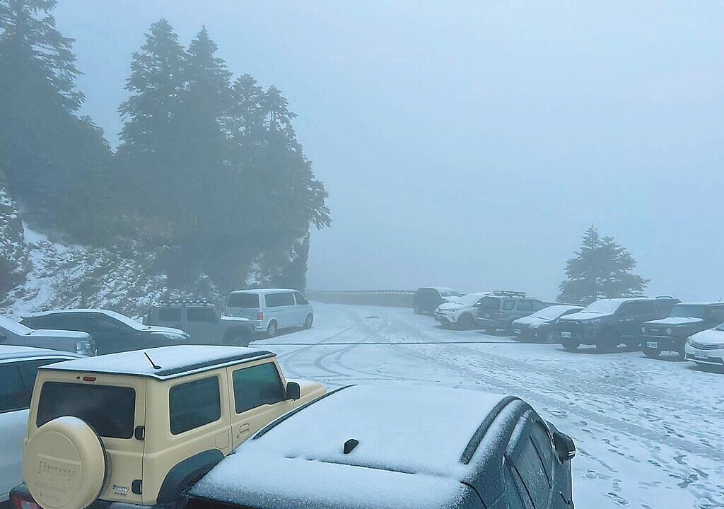 強烈大陸冷氣團發威,南投縣合歡山區3日深夜降下雪霰,積雪約2公分。圖/林保署南投分署提供