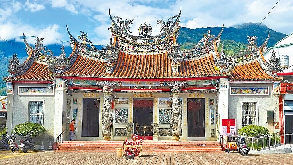 台東縣關山鎮天后宮擁有百年歷史,其建築裝飾及工法深具文化價值,其中更有8件彩繪作品出自名匠張光劍之手,獲台東縣政府登錄為歷史建築。圖/方瑞清提供