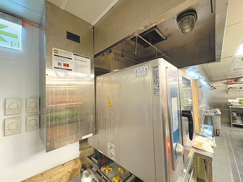 台北市松山區「一茶一瓦一號糧倉」餐廳遭民眾投訴有老鼠出沒，台北市衛生局4日派員前往稽查雖未看到老鼠，但發現蒸烤箱外部不潔。圖／台北市衛生局提供