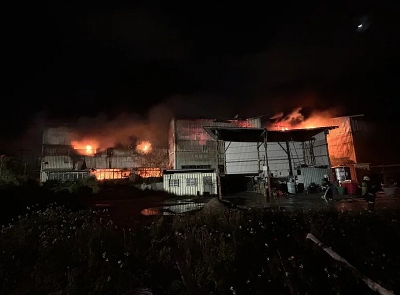 桃園市桃園區成功路三段一處垃圾掩埋場4日晚間發生大火,現場全面陷入火海,內部無人員受傷受困。圖/桃園市消防局提供