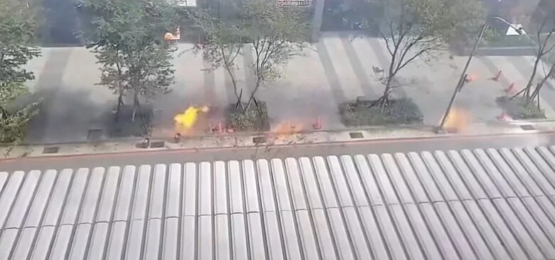 桃園市桃園區國豐八街、國強十一街口水溝蓋竄火舌，現場還不時傳出爆炸聲。圖／記者陳俊智翻攝
