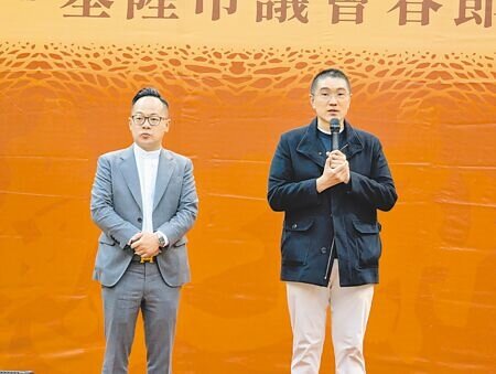 
基隆市議會5日舉辦新春團拜，基隆市議長童子瑋（左）、基隆市長謝國樑（右）難得同台，兩人對基隆捷運第2階段路線規畫交鋒，火藥味十足。（張志康攝）
