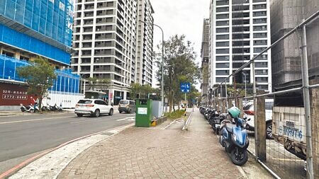 新北市新店央北重劃區許多建案未完工,就已有不少機車隨意停放至人行道上,議員就擔憂,未來居民湧入,情況可能更嚴重,盼市府能及早解決問題。(賀培晏攝)