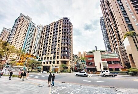 
新北市「板橋雙子星空氣品質維護區」內的主要進出口道路，近期將新增6組固定式車牌辨識監錄設備，以有效掌握高汙染車輛情形。（陳慰慈攝）
