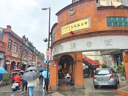 有民眾指出三峽老街東西貴、品質差,呼籲三峽老街管理要加油,三峽民權老街商圈發展協會總幹事林文郁喊冤指,外圍其實並非三峽老街商圈,希望不要打壞民眾對於三峽的印象;三峽區公所則說會多加留意在地攤商情況。(柯毓庭攝)