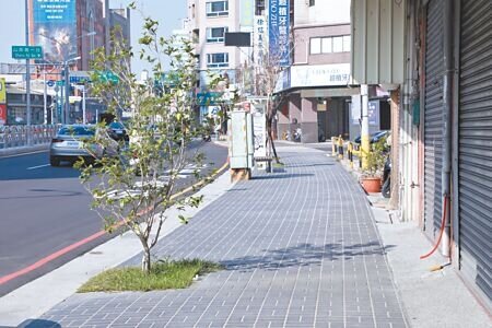 台中市政府攜手中央斥資7200萬元,進行北區進化北路(中清路至崇德路)道路、共桿建置及人行道改善工程;其中人行道皆拓寬到3米以上。(馮惠宜攝)