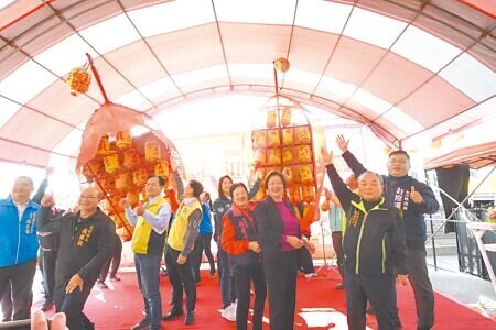 彰化縣長王惠美等人高舉燈排,為百年「白沙坑迎燈排」文化慶典活動暖身。(葉靜美攝)