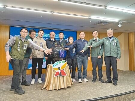 
台南市政府交通局積極導入人工智慧（AI）車流偵測辨識即時自動調整綠燈秒數，希望行車更順暢，5日公布去年剛建置的仁德、永康交流道等2條路廊智慧號誌成果。（洪榮志攝）
