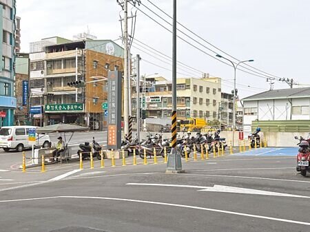 高雄市立鳳山醫院門口停車場,僅開放身障、孕婦、戶外領取慢性處方藥的民眾暫時臨停,且10分鐘內要離開。其餘民眾若要停車,需繞至醫院後方的停車區。(紀爰攝)