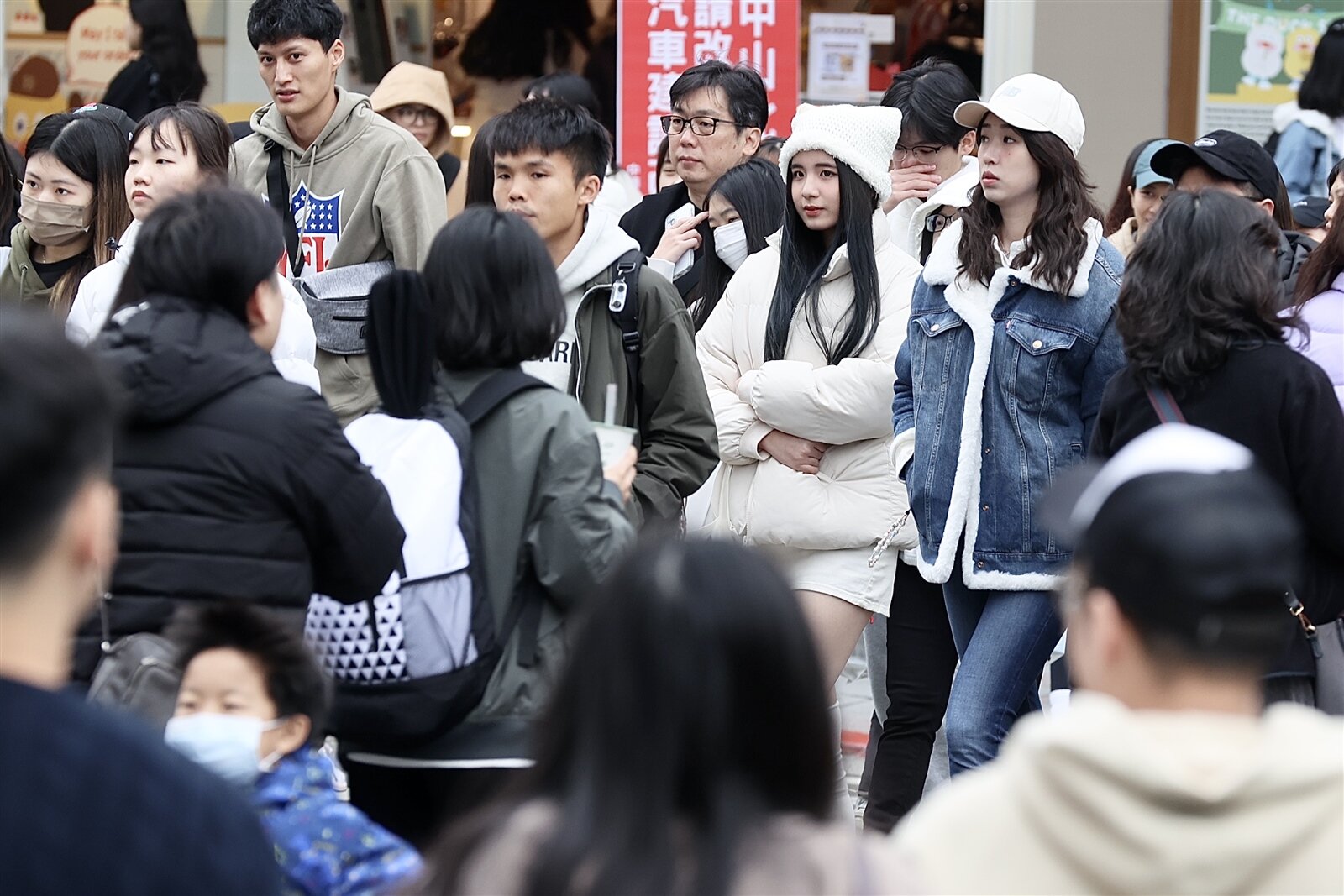 明天清晨起另一波強冷空氣迅速南下,氣溫陡降,愈晚愈冷,明晚北台灣平地的最低氣溫,已降至7度左右。周六至下周一清晨強冷空氣籠罩,各地寒冷,平地的最低氣溫將降至5度左右;挑戰入冬以來第3波寒流,要注意保暖。本報資料照片