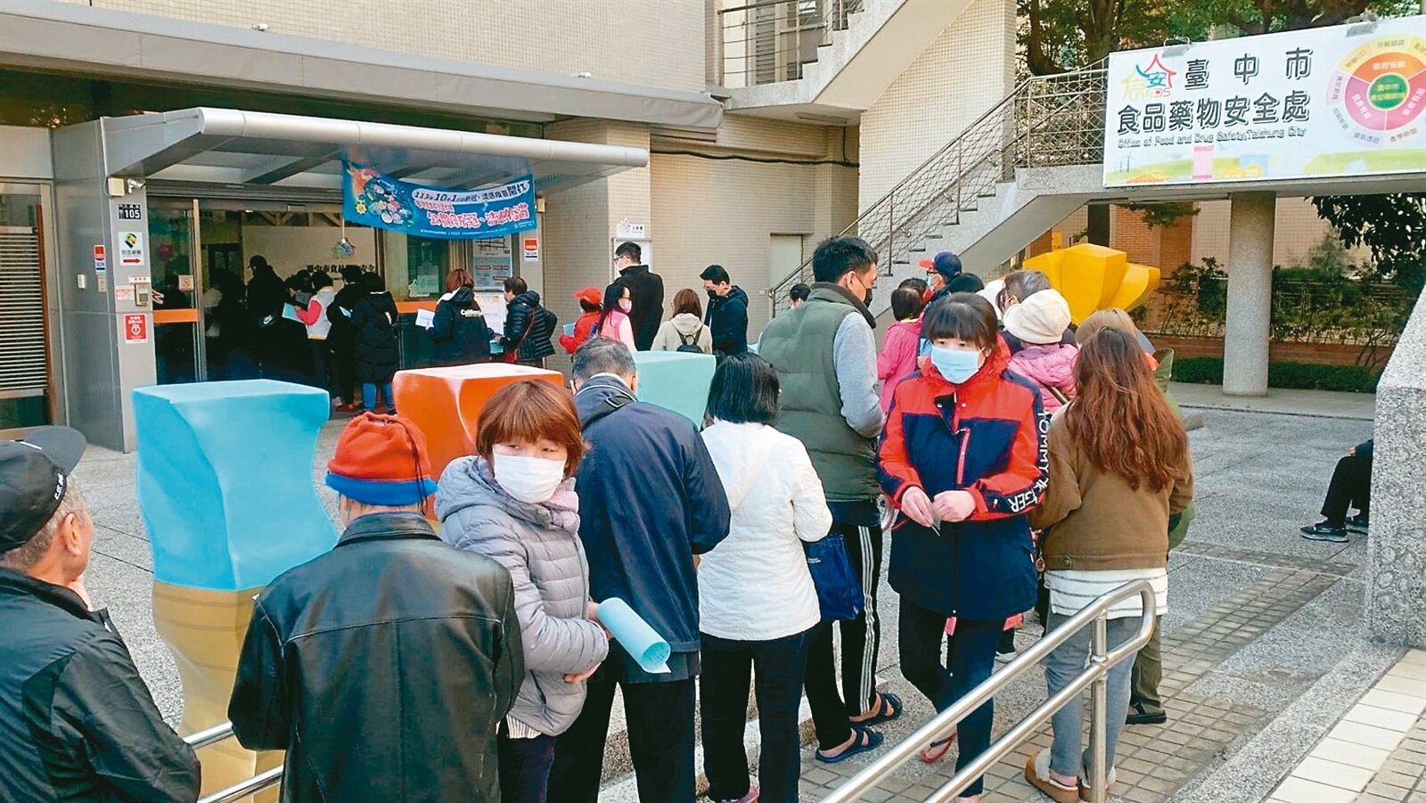 台中市中西區衛生所昨天早上湧入民眾大排長龍,搶打流感疫苗。記者趙容萱/攝影