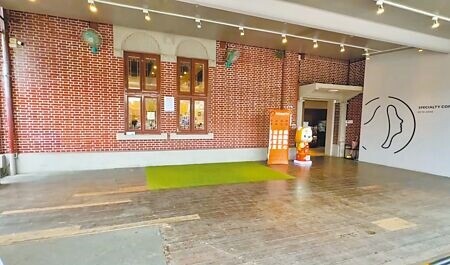 
路易莎咖啡埔里酒廠門市3日勸離從事罷免活動的公民團體，事後暫時撤除戶外桌椅，並公告「謝絕所有黨派的政治活動」，慘遭網友出征。（楊靜茹攝）
