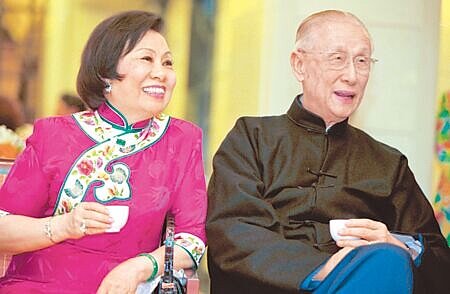 
前海基會董事長辜振甫的夫人辜嚴倬雲4日辭世。圖為辜振甫金婚紀念，辜嚴倬雲再著婚紗，在家人及數百友人祝福下切蛋糕慶祝。（本報資料照片）
