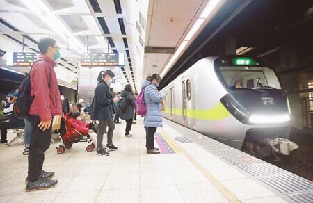 台鐵公司董事會5日通過票價調漲,平均漲幅26.8%。圖為民眾在台北車站月台等候列車進站。(范揚光攝)