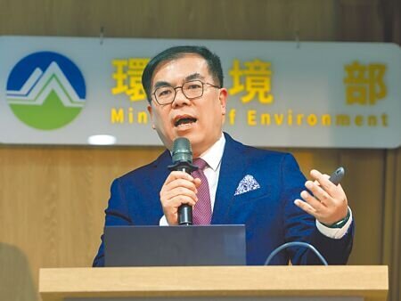 環境部長彭明(見圖)先前指出,我國預計2026年啟動「先行總量管制碳交易」,環團認為,總量管制排放交易的減碳效果更明確,盼2030年全面實施。(本報資料照片)
