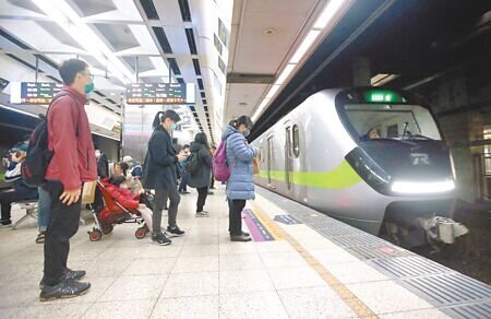 台鐵公司董事會5日通過票價合理化方案,專家學者普遍表示支持。圖為旅客在台北車站月台搭乘台鐵。(范揚光攝)